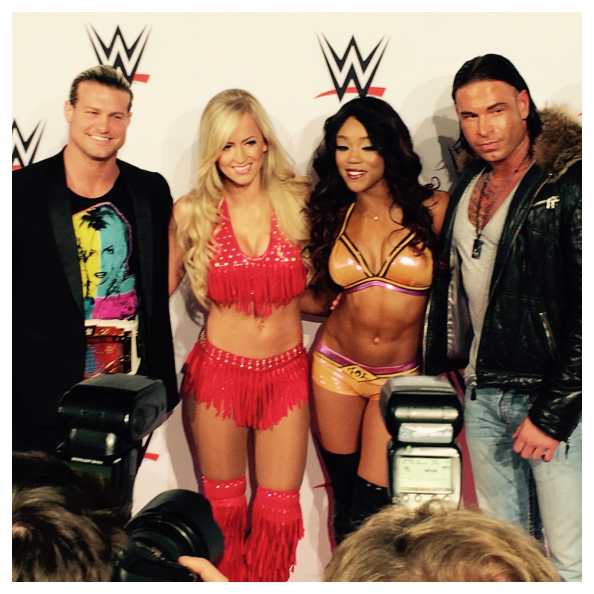 WWE Superstars Dolph Ziggler und Divas  Summer Rae und Alicia Fox zusammen mit Ex-Bundesligastar Tim Wiese bei der WWE Live-Show am 15.11.2014 in Frankfurt