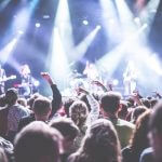 Pixabay.com / Pexels / https://pixabay.com/de/photos/publikum-band-feier-konzert-menge-1867754/