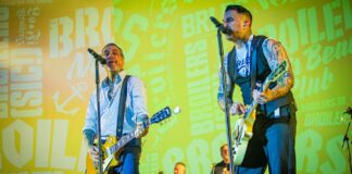 So war das BROILERS-Konzert am 04.07.2026 in Dresden Sammy Amara von den Broilers mit Mike Ness von Social Distortion in Dresden 2026. Foto: Tilo Klein / Tilografie