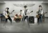 Die Deutschpunk-Band Dödelhaie hat ein neues Musikvideo veröffentlicht, das für Aufsehen sorgt. Die Single "Chemtrail Piloten" stammt aus ihrem aktuellen Album "Linksextreme Hassmusik"